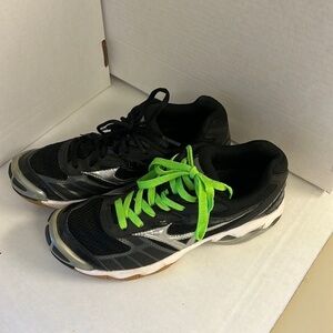 Mizuno volleyball shoe size 8